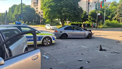 20-годишен навлезе на червено в Разград и помля две коли на кръстовище