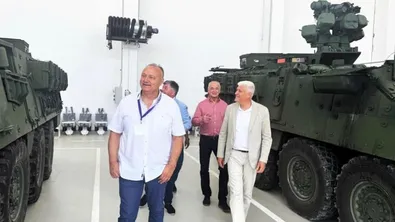 Министър Стоянов провери готовността на ТЕРЕМ за производство на бойни машини „Страйкър“