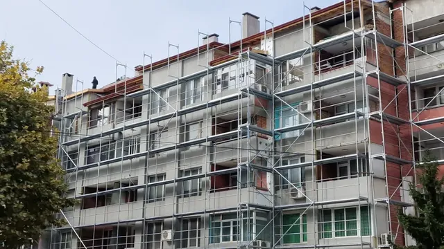 Саниран блок в Добрич се руши още в гаранционния срок