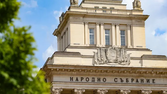 Техническа грешка увеличи заплатите на шефовете на енергийни регулатори с до 2000 евро