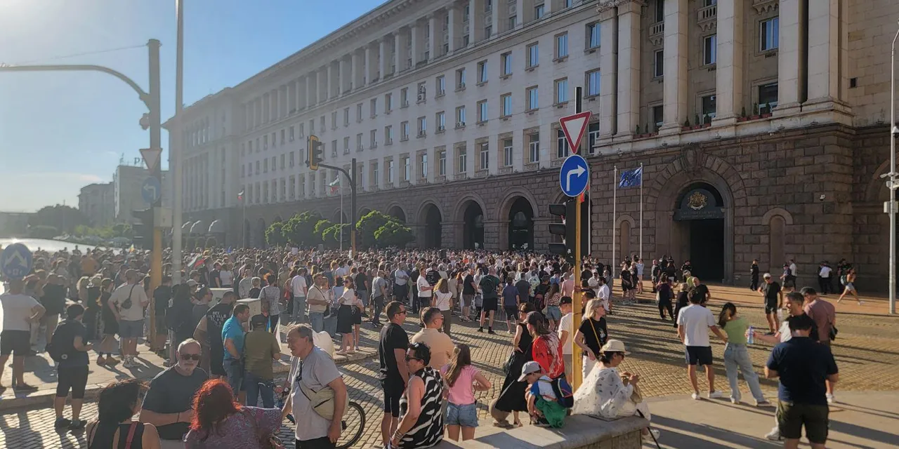 Първи протест срещу кабинета "Радев"
