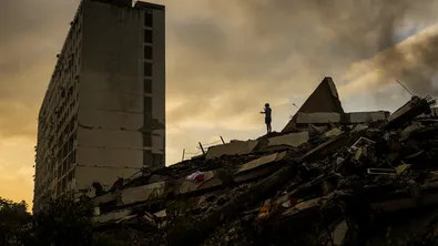 Извадиха 11-годишно момче изпод развалините на Венецуела