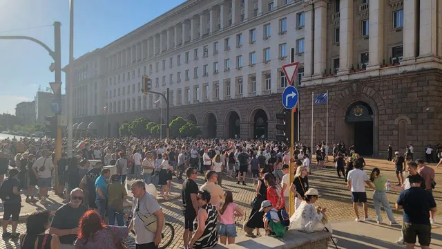 И чиновници излизат на протест
