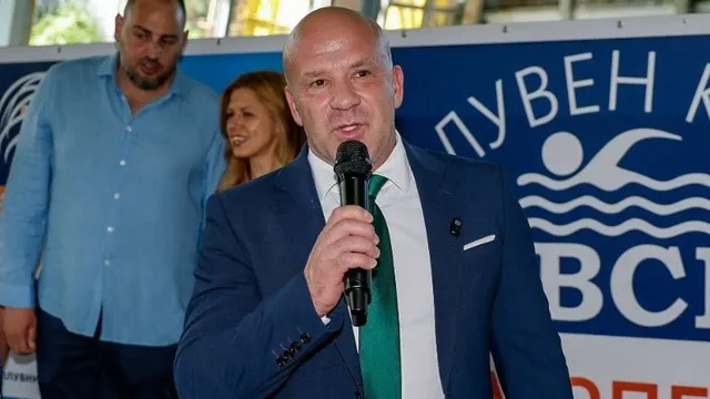 Разруха и мизерия: Как изглежда спортна база „Септември“ (ВИДЕО)