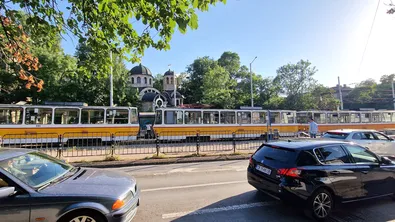 Авария на трамвай затрудни движението край румънското посолство