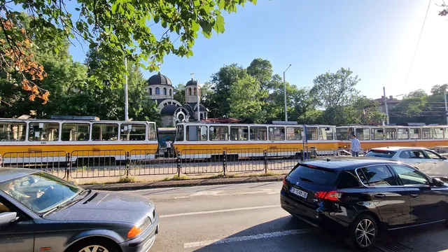 Авария на трамвай затрудни движението край румънското посолство