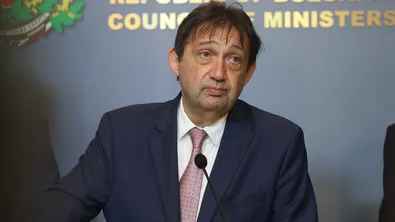 Министър Шишков: Обществените поръчки за мантинелите са дадени на една фирма