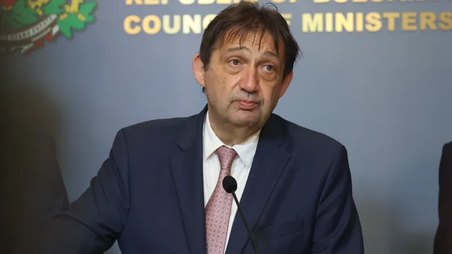 Министър Шишков: Обществените поръчки за мантинелите са дадени на една фирма