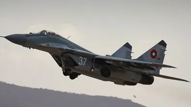 Изтребител ескортира пътнически самолет над наша територия