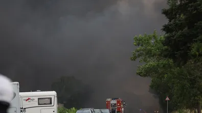 Батерии или флакони са възможна причина за пожара край Банкя