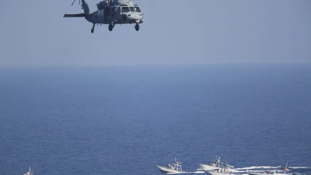 Издирват американски военен след катастрофа в Арабско море