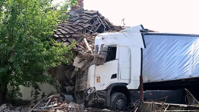 Собственикът на къщата в с. Липен, в която се вряза тир, спял в кухнята от страх