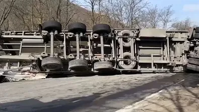 Турски ТИР се обърна в Прохода на Републиката, движението е напълно спряно