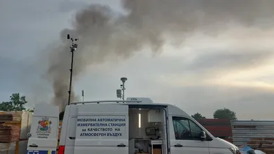 Не отваряйте прозорците: Завишени нива на бензен след пожара в „Люлин“