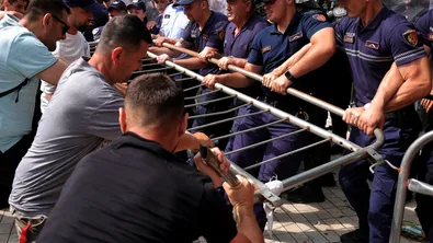 Протести в Албания: Яйца, брашно и сблъсъци с полицията