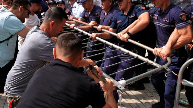 Протести в Албания: Яйца, брашно и сблъсъци с полицията