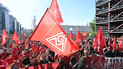 Десетки хиляди служители на "Мерцедес" излязоха на протест срещу съкращенията