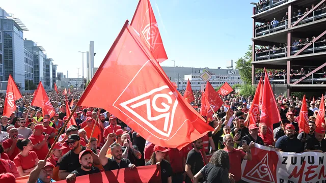 Десетки хиляди служители на "Мерцедес" излязоха на протест срещу съкращенията