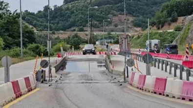 Защо се образуват километрични опашки на границата с Гърция?
