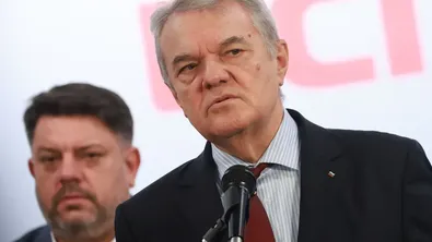 Румен Петков предупреди: Скандалът с полетите на Пеевски може да навреди на службите