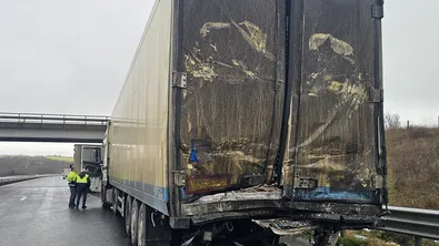 Тир катастрофира на АМ „Струма“, разлято гориво затруднява движението