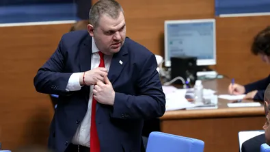 Скандалът с полетите на Пеевски поставя въпроси, но отклонява вниманието от бюджета