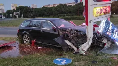 Кола се вряза в бензиностанция в Русе, по чудо няма пострадали
