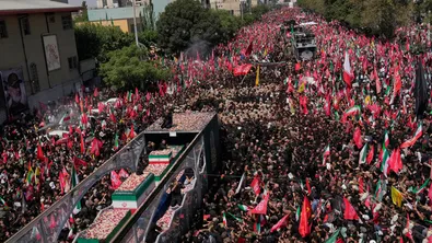 Стотици хиляди по улиците на Техеран за погребението на Хаменей