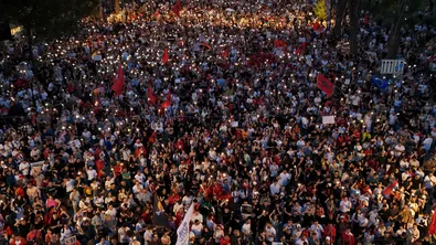 "Революцията на фламинго" разтърсва Албания: Протестите срещу Еди Рама продължават
