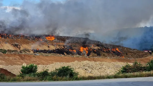 Овладян е пожарът в депото за отпадъци в Старозагорско