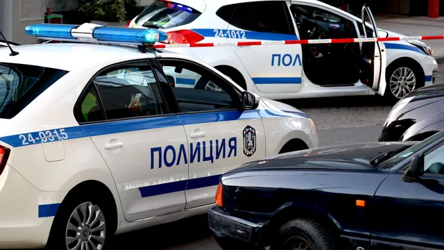 Камион помете три паркирани коли в Русенско, четирима пешеходци пострадаха