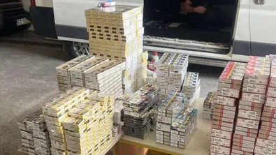 Разкриха тайници с над 7600 кутии цигари в три автомобила