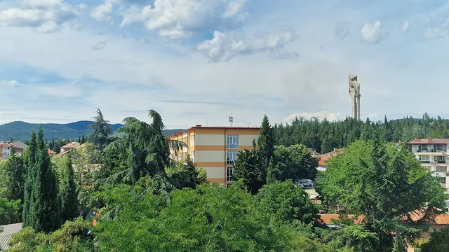 Пожар избухна край мемориала „Самарското знаме“ в Стара Загора