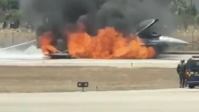 Гръцки изтребител F-16 се запали на пистата на летище Закинтос