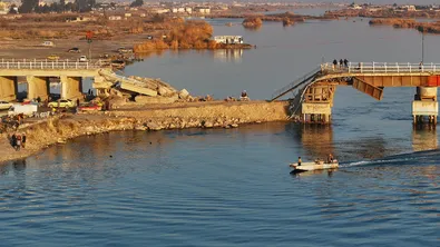 Трагедия в Сирия: Две деца загинаха, след като ферибот се удари в мост
