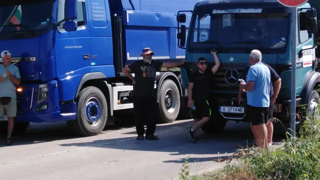 Фермери блокираха пътя към Гърция: Искат граничният пункт при Ивайловград да отвори за камиони