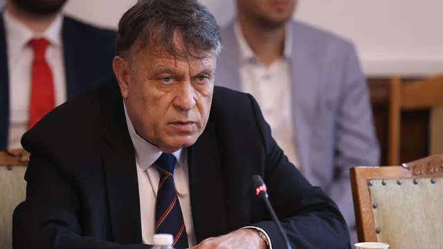 Министър Вълчев: Без ново вдигане на учителските заплати до края на годината