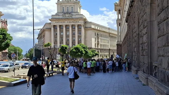 Нов протест в НАТФИЗ: Студенти настояват ректорът да си подаде оставката (ВИДЕО)