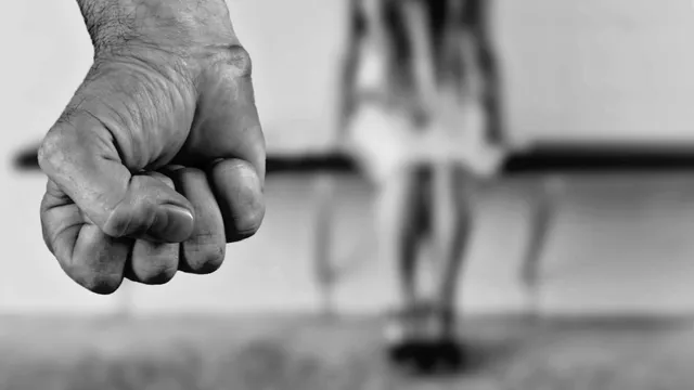 Пребивана, връзвана с кабели и принуждавана да проституира: Двама са обвинени