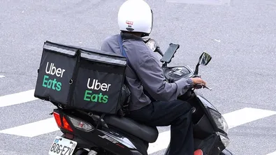 Uber купува Delivery Hero за 14.8 милиарда долара и променя пазара на доставки и в България