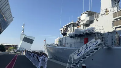 Президентът Йотова гледа как се реагира при пожар на търговски кораб в Бургас
