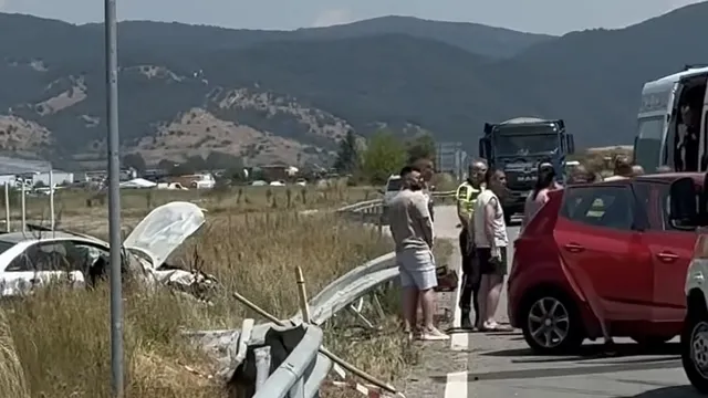 Катастрофа край Сапарева баня вдигна на крак спешните служби (Видео)