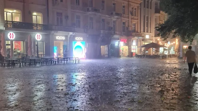 Пловдив разчиства пораженията след тежката буря