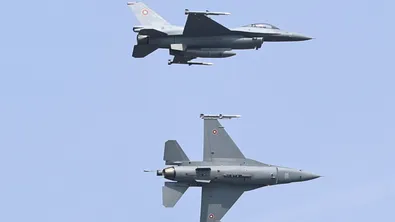 Йотова проверява готова ли е „Граф Игнатиево“ за новите F-16