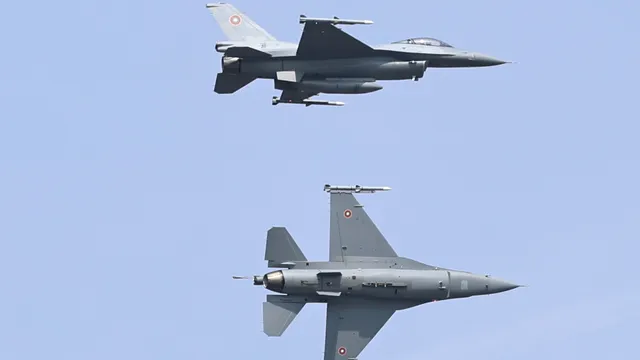 Йотова проверява готова ли е „Граф Игнатиево“ за новите F-16