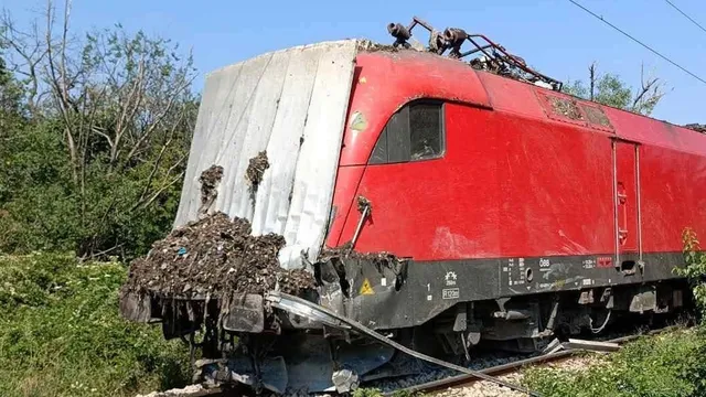 Влак с 20 вагона помете камион край Шумен, по чудо няма пострадали