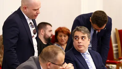 Докато гледат бюджета на второ четене: Асен Василев уважи Донев с вратовръзката си с бели пера
