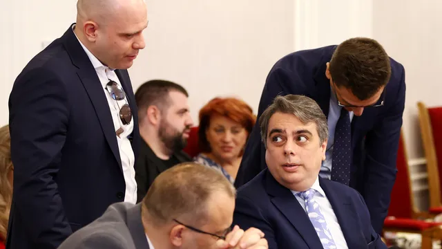 Докато гледат бюджета на второ четене: Асен Василев уважи Донев с вратовръзката си с бели пера