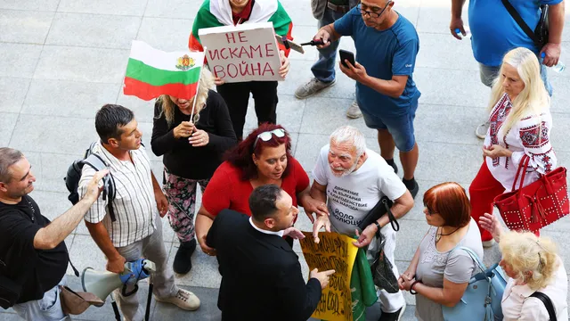 Протест пред парламента срещу разполагането на самолети цистерни на авиобаза „Безмер“