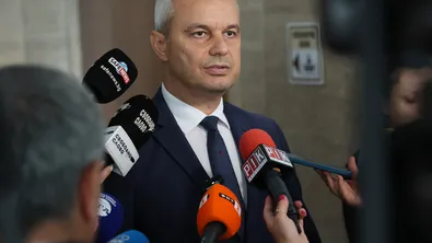 Костадинов: Радев обещаваше подобряване на отношенията с Русия, а ни вкарва на война с тях